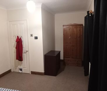 Room in a Shared House, Bedford Place, CR0 - Photo 4