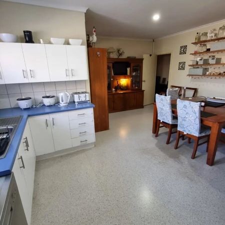 Elizabeth Downs - Photo 3