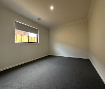 Stylish & Spacious Family Home in Prime Tarneit Location! - Photo 4