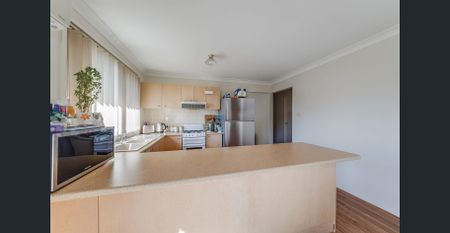 3 Bedroom Home with Double Garage! - Photo 5