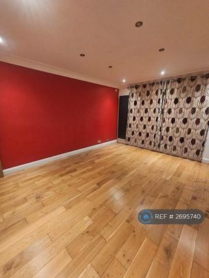 1 bedroom in a flat share to rent - Photo 1