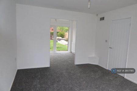 3 bedroom semi-detached house to rent - Photo 2