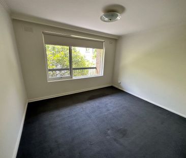 Freshly painted and spacious two bedroom apartment - Photo 2