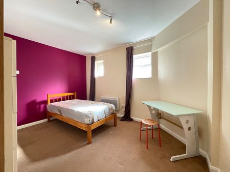 Room in a Shared Flat, Wood Street, E17 - Photo 5