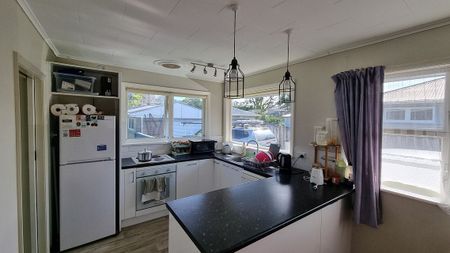 Beautiful 3 Bedroom family home - Photo 2