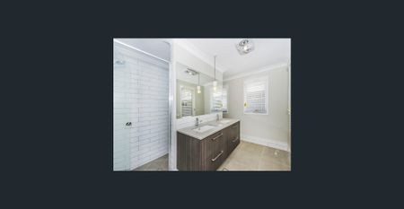 Large Family Home with Spacious Backyard! - Photo 4