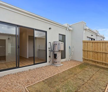 17 Corinth St, Manor Lakes, Vic 3024 - Photo 3