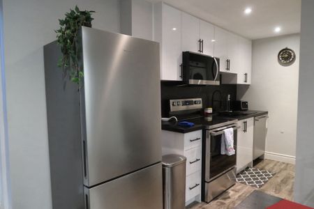 For Lease - 370 Chambers Crescent, Newmarket, Ontario - Photo 2