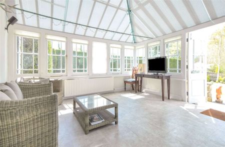 An elegant Victorian house with a spacious garden. - Photo 2