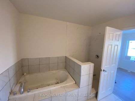 For Lease - 251 Danzatore Path Unit# 23, Oshawa, Ontario - Photo 5