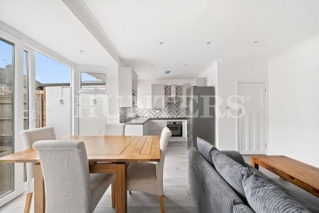 3 bedroom House To Let Total Size: 958 SQ FT - Photo 2