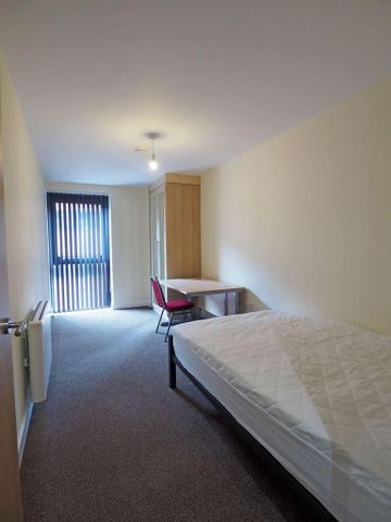 4 bedroom flat to rent - Photo 2