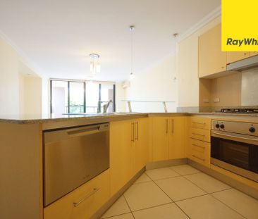 SPACIOUS TWO BEDROOM APARTMENT IN ULTRA CONVENIENT LOCATION - Photo 2
