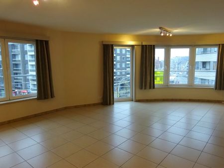 Lichtrijk hoekappartement met 2 kamers, ruim terras met prachtig zicht en garage - Photo 4