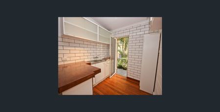 Relaxed Coastal Living in a Quiet Surfers Paradise Pocket - Photo 2