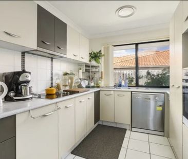 Three bedroom Duplex with Ducted Air conditioning - Photo 1
