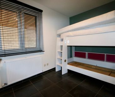 Ruim appartement met 2 slaapkamers, autostaanplaats en carport. - Photo 1