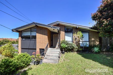 Refreshed & Ready to Impress: 3-Bedroom Delight in Mount Waverley! - Photo 5