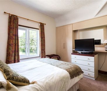 A charmingly traditional cottage with fabulous views over The Green... - Photo 5