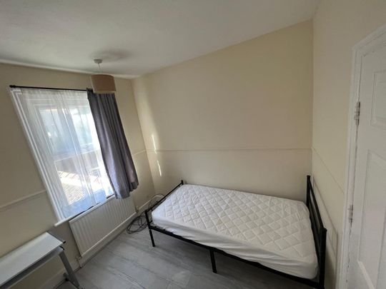 4 Bed Semi-Detached House, Kingston Road, LU2 - Photo 1