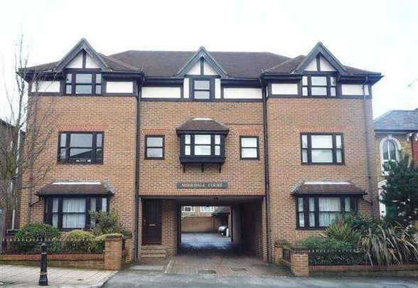 Queens Road, Buckhurst Hill, IG9 - Photo 1