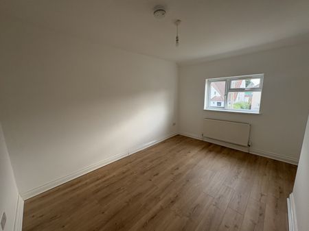 5 bed Semi-Detached - To Let - Photo 3