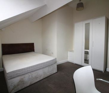 1 bedroom in a flat share to rent - Photo 3