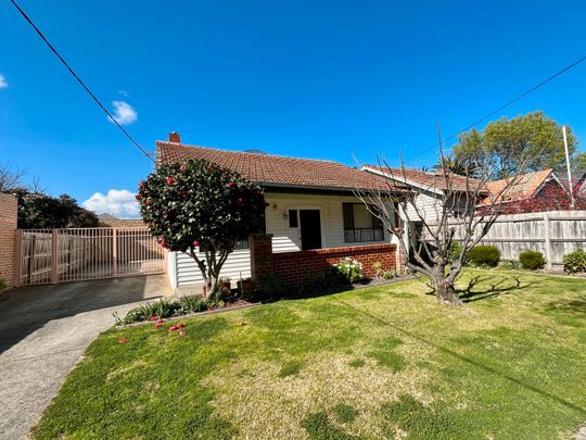 Three bedroom family home in superb location - Photo 1