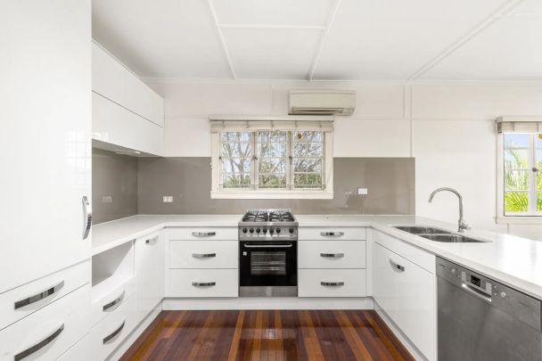 9 Barton Street, Holland Park West. - Photo 1