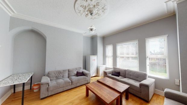 8 bedroom house to rent - Photo 1