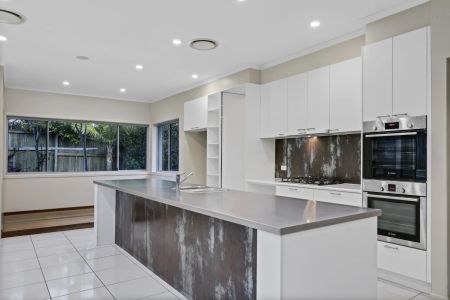 Large Family Home in a Great Street - Pool Maintenance Included! - Photo 2