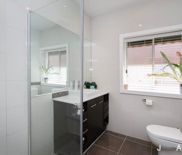 Spacious Family Living in a Prime West Footscray Location - Photo 4