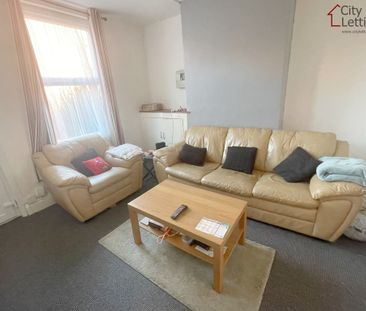 3 Bedroom Mid Terraced House - Photo 3