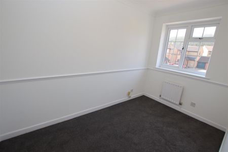 3 bedroom Semi-Detached House to let - Photo 3