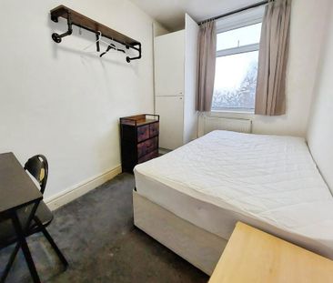 4 bedroom end of terrace house to rent - Photo 6