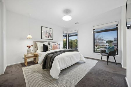 LUXURY FOUR-BEDROOM RESIDENCE WITH HOME OFFICE AND TRANQUIL COURTYARD! - Photo 4