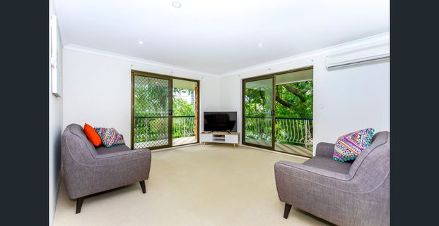 Student/Share Accommodation - Walking distance to UQ, Ferry Terminal, Bus Stop and Shops - Photo 1