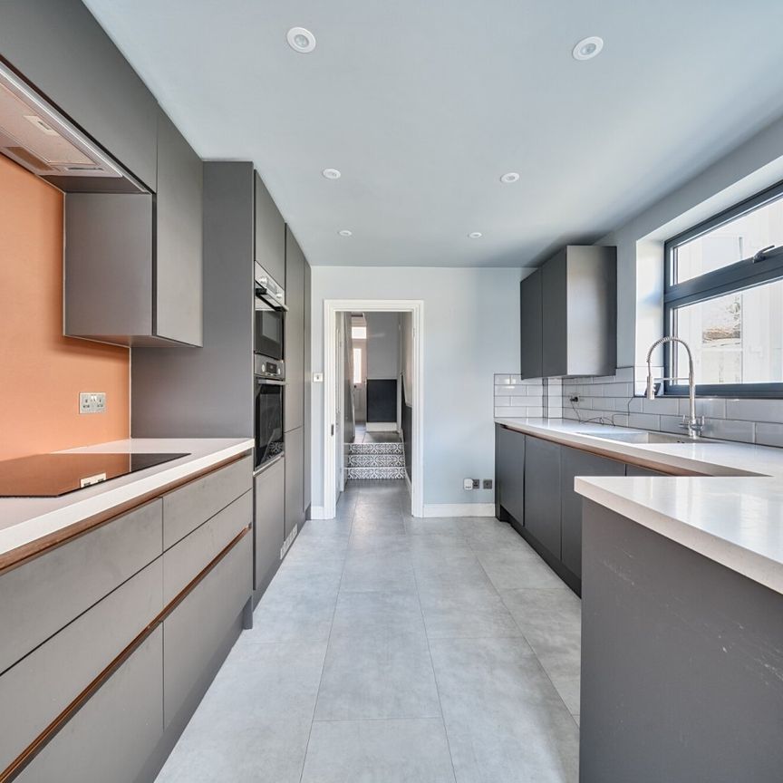 Terraced House to rent - Old Road West, Gravesend, DA11 - Photo 1