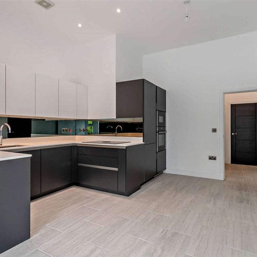 Brand new apartment with a parking space, ideally located in the heart of Hale village. Available immediately, furnished or unfurnished. - Photo 1