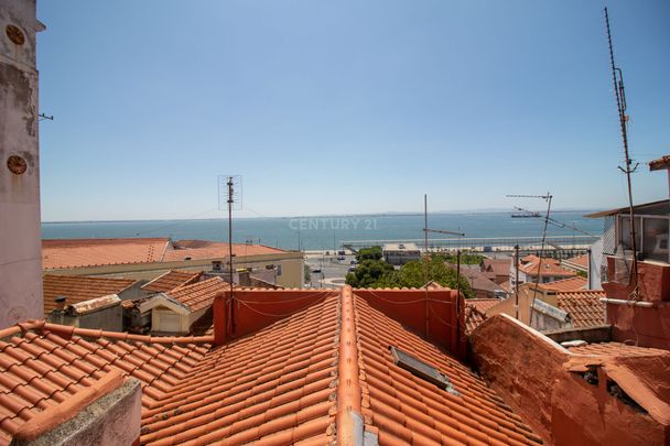 **Fantástico T1 no coração de Alfama com vista Rio para arrendamento** - Photo 1