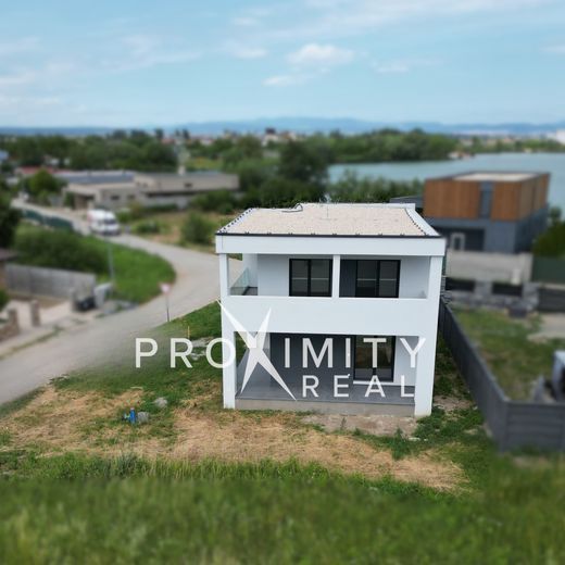 Na Prenájom Moderný 4-izbový dom pri jazere – Čaňa - Fotografia 1