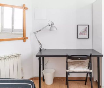 Room in a shared 12-bedroom apartment for rent in Sol, perfect for professionals and students - Foto 5