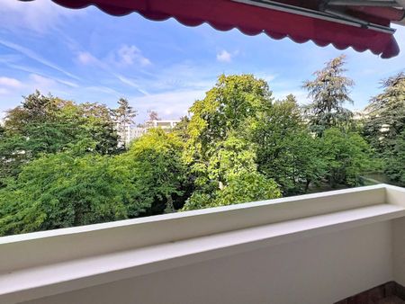 Appartement spacieux de 5 pièces, entièrement rénové, avec en sus un parking intérieur à CHF 200.- /mois. - Photo 3