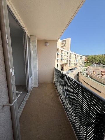 Location Appartement 4 pièces 75m² HYERES 83400 - Photo 5