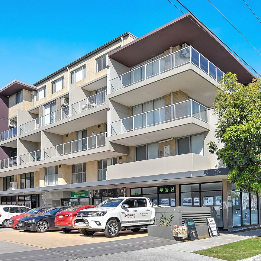 Modern Living in a Stunning Split-Level 2 Bedroom Apartment&excl; - Photo 1