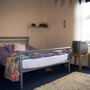 Larger than your average 4 bed house - Photo 2