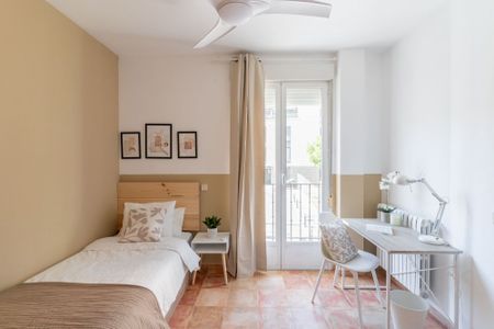 Cozy room with balcony in Cuatro Caminos - Photo 5