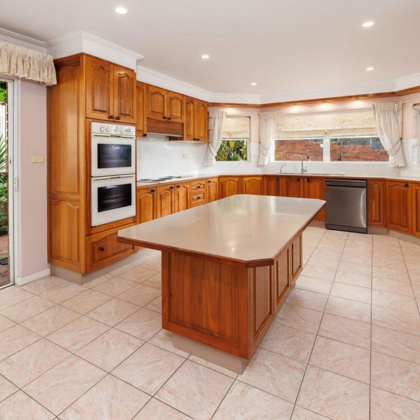 GRAND FAMILY RESIDENCE WITH SELF-CONTAINED GRANNY FLAT & POOL - Photo 1