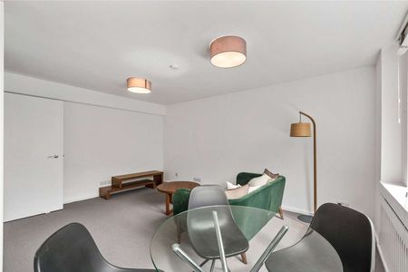 HEATING AND HOT WATER INCLUDED. EXCLUSIVELY MANAGED BY SAVILLS. PET FRIENDLY. A lovely one bed apartment in Coniston Court. - Photo 2