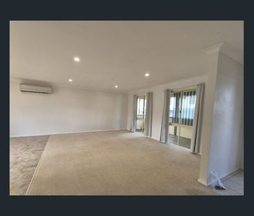 Stunning 3 Bedroom Home - Photo 1